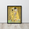 Stampa incorniciata de 'Il Bacio' di Gustav Klimt, un dipinto iconico dell'Art Nouveau che raffigura una coppia avvolta in un abbraccio dorato. La cornice in legno nero e la stampa su carta opaca aggiungono eleganza e raffinatezza, perfetta per decorare la casa o l'ufficio.