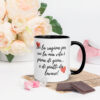 Immagine di una tazza in ceramica con interno, bordo e manico colorati, decorata con la scritta "Sei la ragione per cui la mia vita è piena di gioia... e di piatti da lavare!" in caratteri eleganti. La tazza è posizionata su una credenza luminosa, evidenziando il suo design vivace e accattivante, ideale per una pausa caffè o tè.