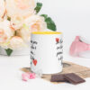 Tazza Mug con Interno Colorato: "Sei la ragione per cui la mia vita è piena di gioia... e di piatti da lavare!" - immagine 27
